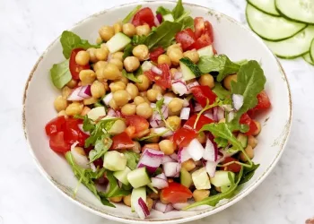 Salada de grão de bico com tomate e pepino