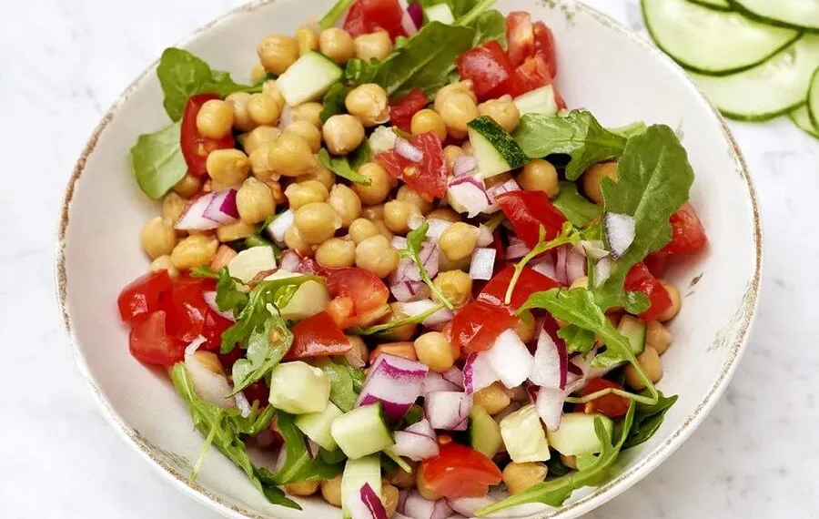 Salada de grão de bico com tomate e pepino