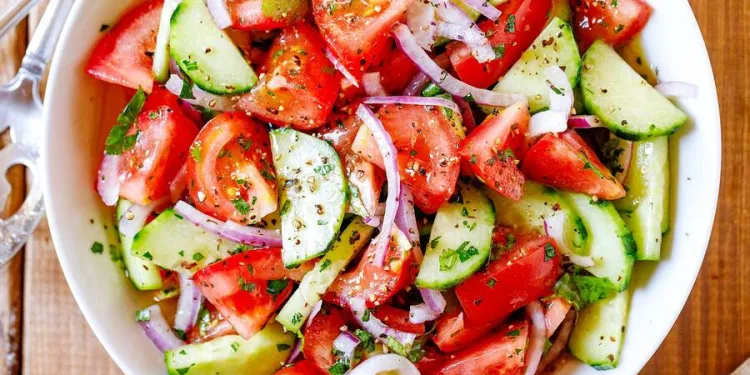 Salada de tomate e pepino tradicional