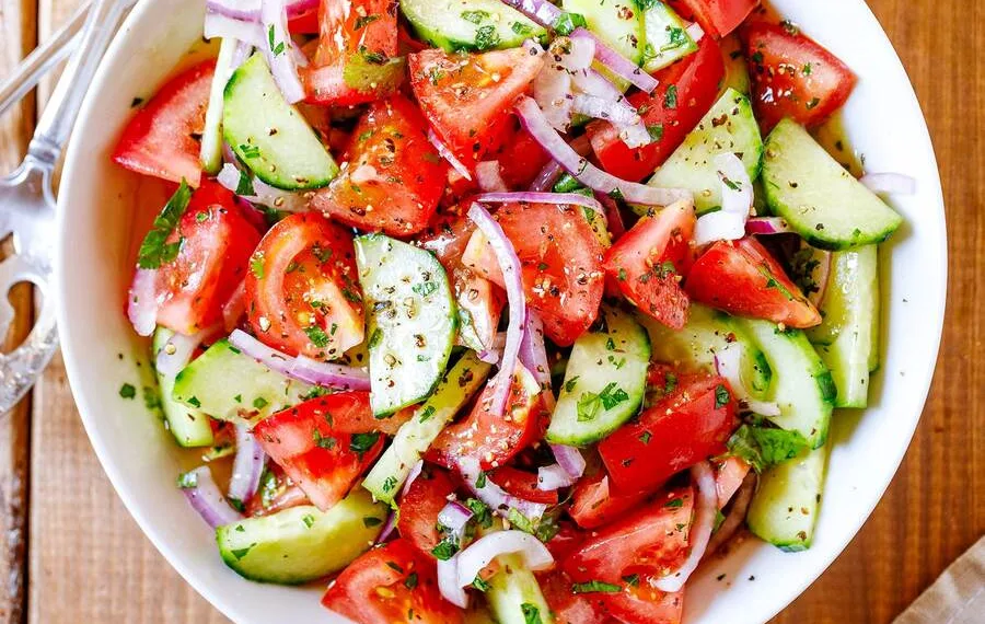 Salada de tomate e pepino tradicional