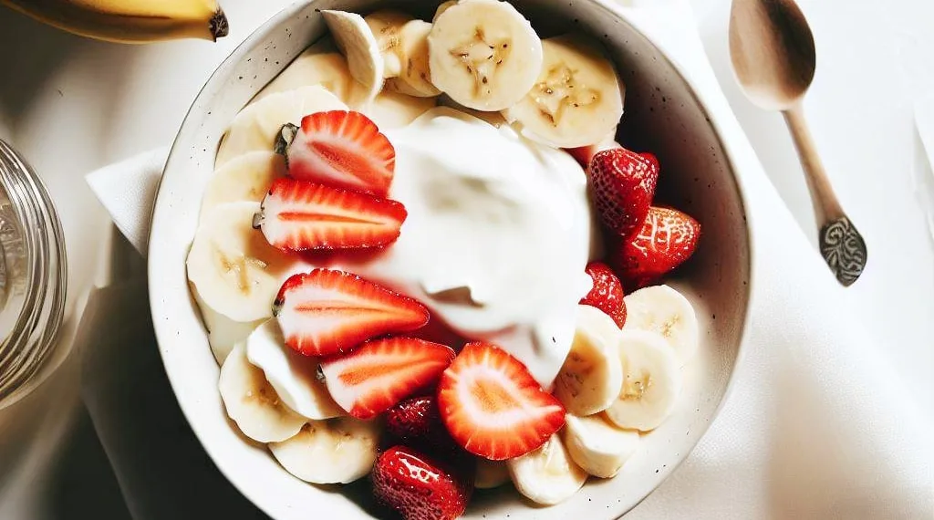 Iogurte grego com morango, banana e mel