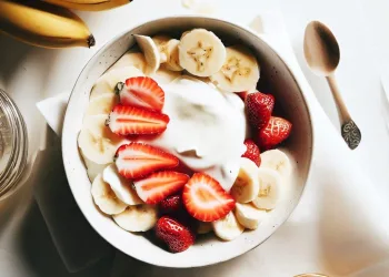 Iogurte grego com morango, banana e mel