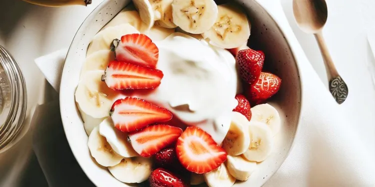 Iogurte grego com morango, banana e mel