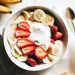 Iogurte grego com morango, banana e mel