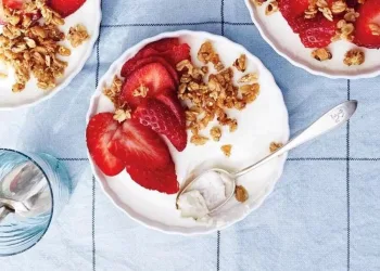 Iogurte grego com morango e granola