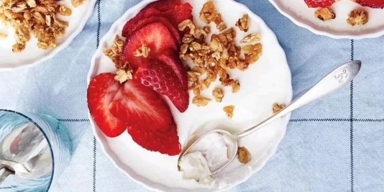 Iogurte grego com morango e granola