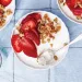 Iogurte grego com morango e granola