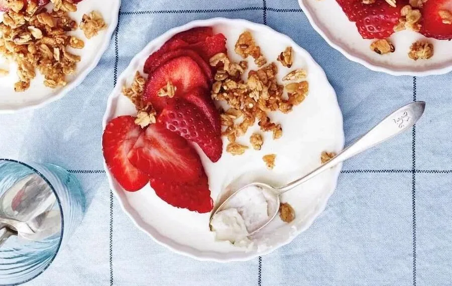 Iogurte grego com morango e granola