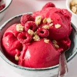 Gelado de banana e frutos vermelhos