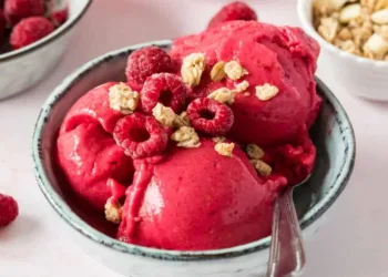 Gelado de banana e frutos vermelhos