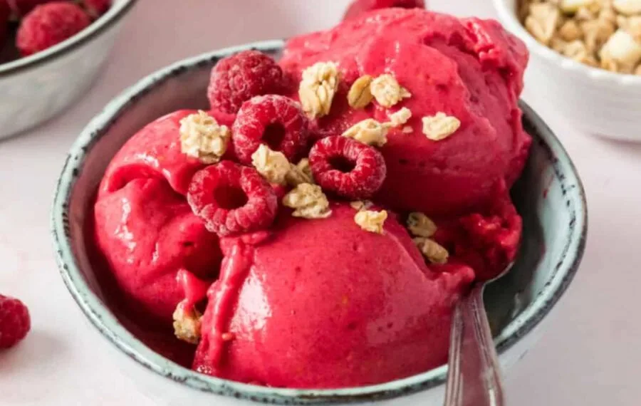 Gelado de banana e frutos vermelhos