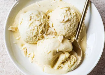 Gelado de chocolate branco cremoso