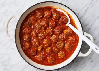 Almôndegas caseiras com molho de tomate