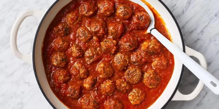 Almôndegas caseiras com molho de tomate