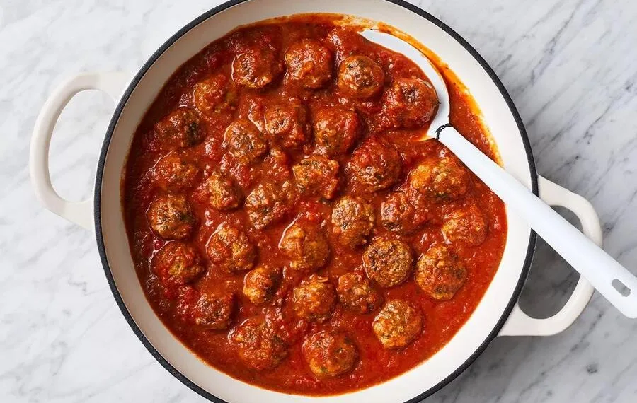 Almôndegas caseiras com molho de tomate