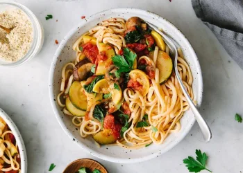 Massa com vegetais cremosa e fácil