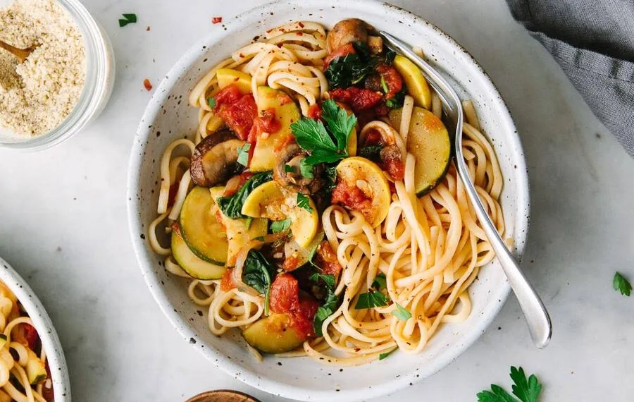 Massa com vegetais cremosa e fácil