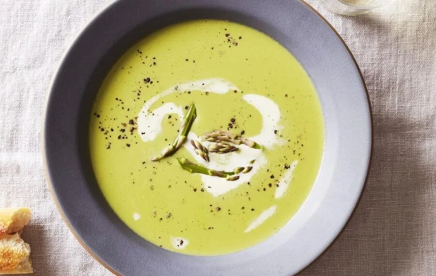 Sopa de espargos cremosa