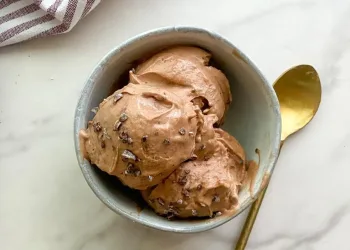 Gelado de banana e chocolate cremoso