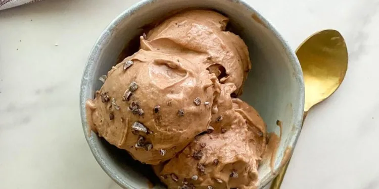 Gelado de banana e chocolate cremoso