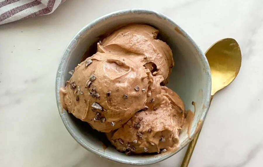 Gelado de banana e chocolate cremoso