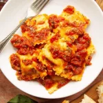 Raviolis com molho de tomate