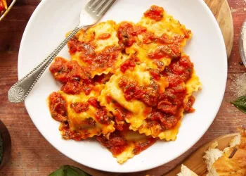 Raviolis com molho de tomate
