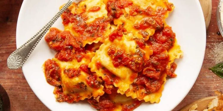 Raviolis com molho de tomate