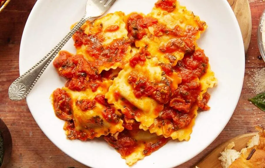 Raviolis com molho de tomate