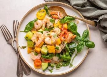 Salada tropical de camarão