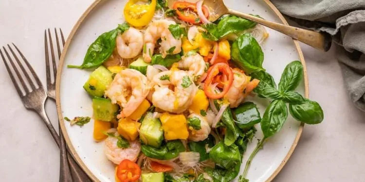 Salada tropical de camarão