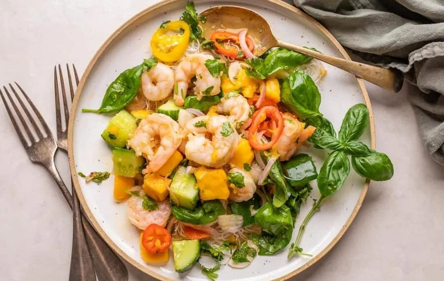 Salada tropical de camarão