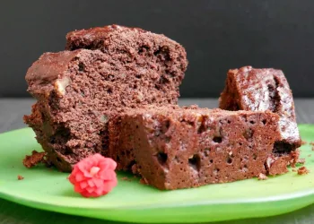 Bolo de chocolate com nozes