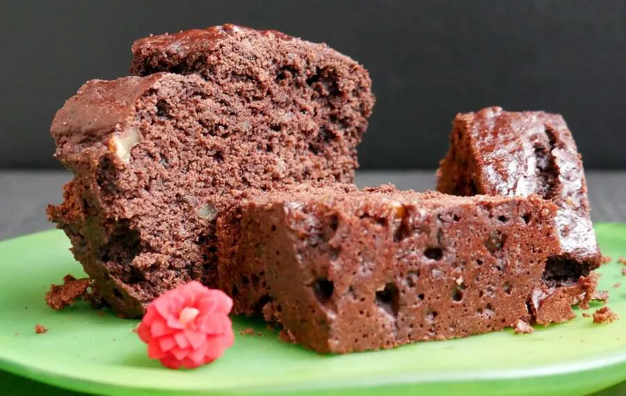 Bolo de chocolate com nozes