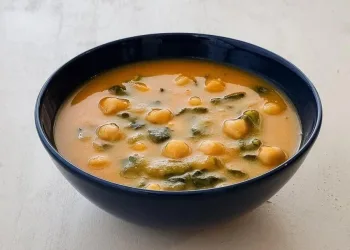 Sopa de espinafres com grão à Alentejana