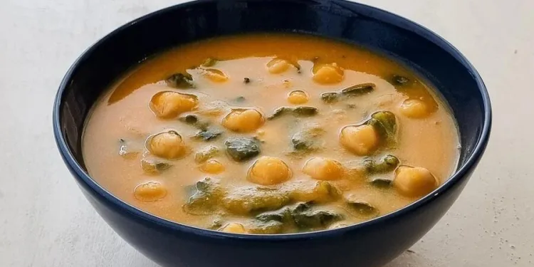 Sopa de espinafres com grão à Alentejana
