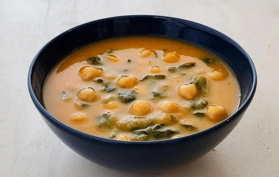 Sopa de espinafres com grão à Alentejana