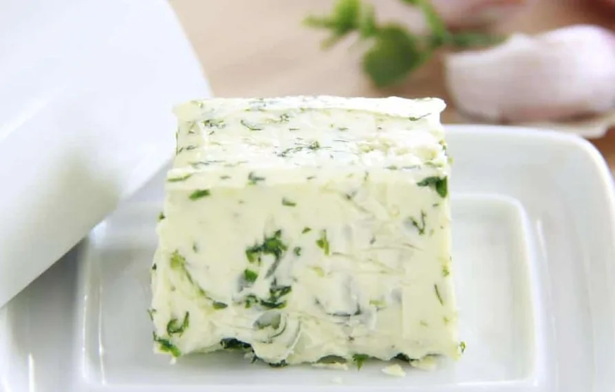 Manteiga de alho e salsa cremosa