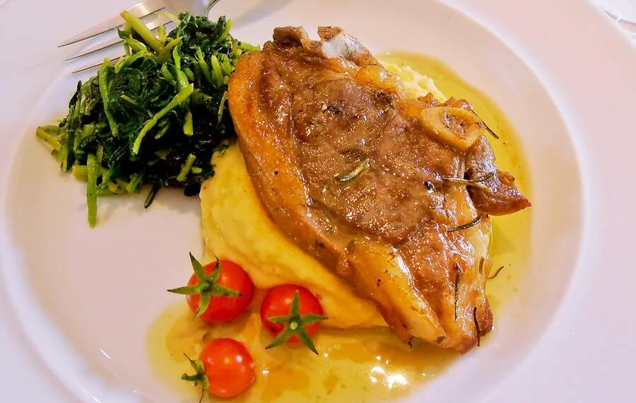 Costeletas de borrego com cerveja