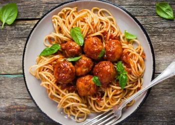 Almôndegas estufadas com massa