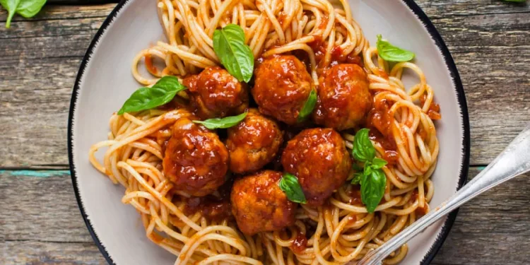 Almôndegas estufadas com massa