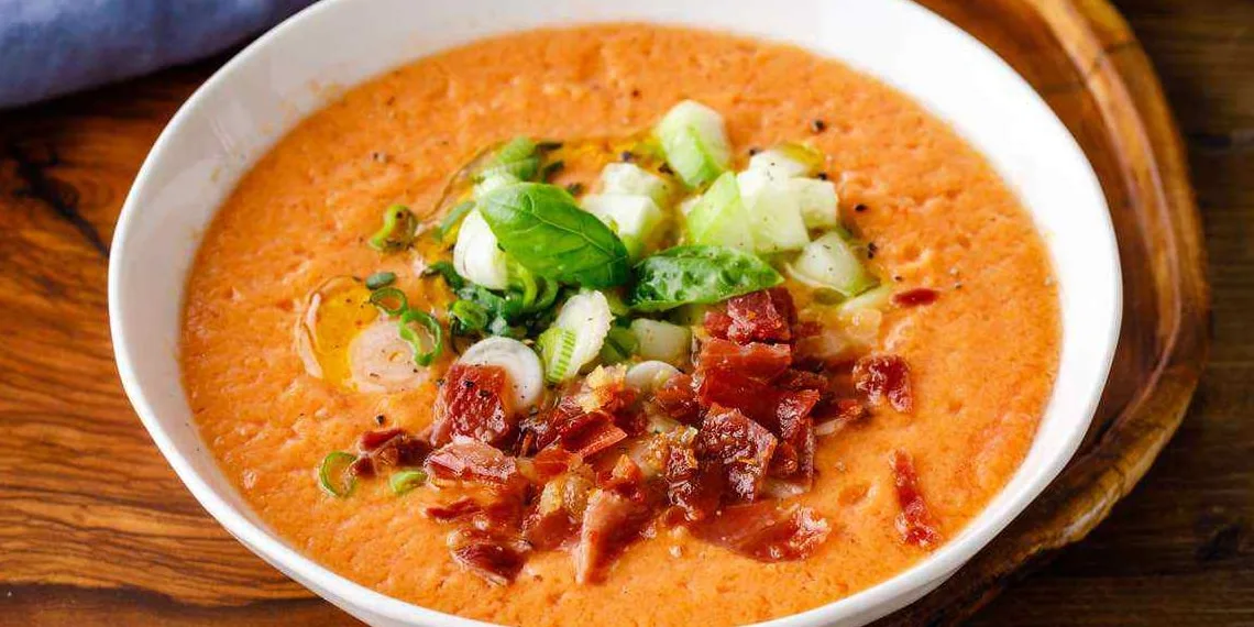 Sopa cremosa de melão com presunto crocante