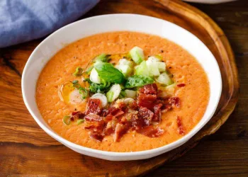 Sopa cremosa de melão com presunto crocante