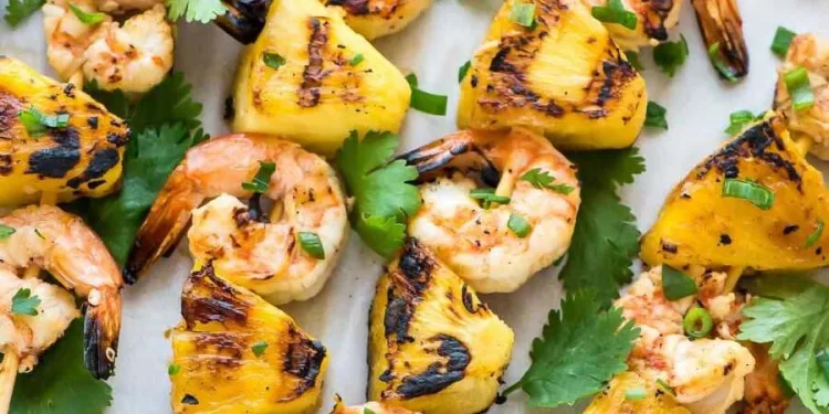 Espetada de camarão e ananás