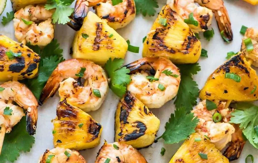 Espetada de camarão e ananás