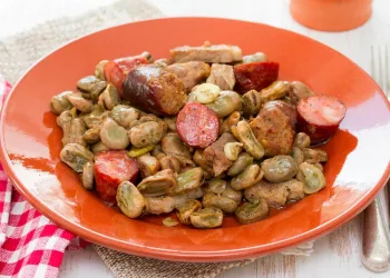 Favas cozidas com entrecosto