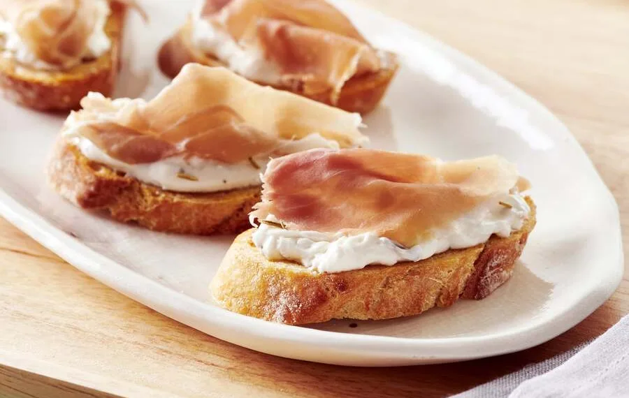 Bruschetta de presunto e queijo