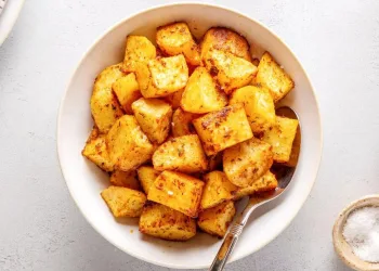 Batatas assadas no forno com colorau