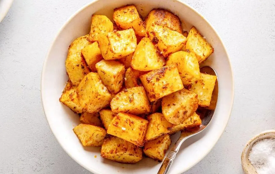 Batatas assadas no forno com colorau