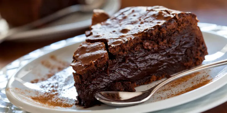 Bolo de mousse de chocolate muito fácil